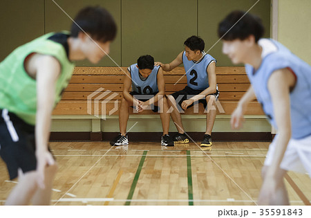 ベンチに座るバスケ選手 35591843