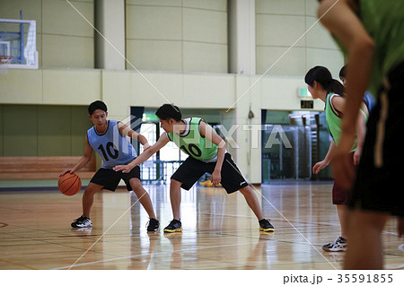 バスケをする男性 ドリブル バスケをする男性 ドリブル 35591855