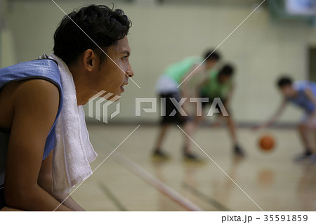 ベンチに座るバスケ選手 ベンチに座るバスケ選手 35591859