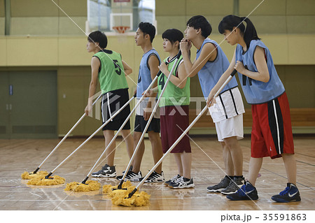 バスケットコートの掃除 35591863