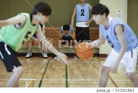 ベンチに座るバスケ選手 ベンチに座るバスケ選手 35591881