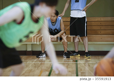 ベンチに座るバスケ選手 ベンチに座るバスケ選手 35591913