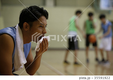 ベンチに座るバスケ選手 35591922