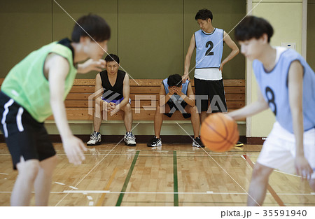 ベンチに座るバスケ選手の写真素材 35591940 Pixta
