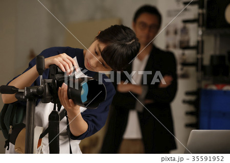 カメラマンとアシスタント 35591952
