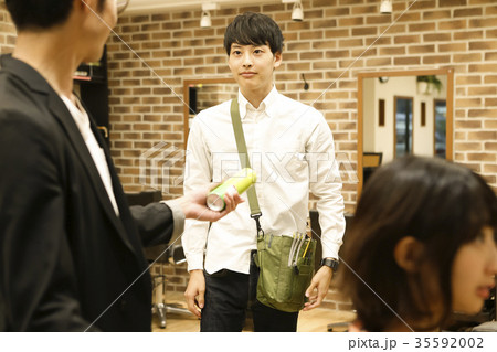 美容院 美容師とアシスタント 美容院 美容師とアシスタント 35592002