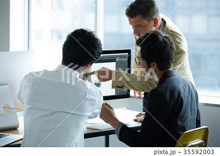 ビジネス　外国人と日本人 35592003