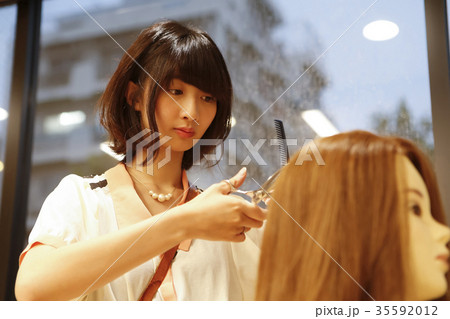 美容院 お客さんと美容師 美容院 お客さんと美容師 35592012