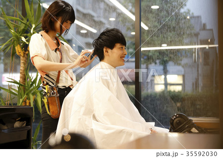 美容院　お客さんと美容師 35592030