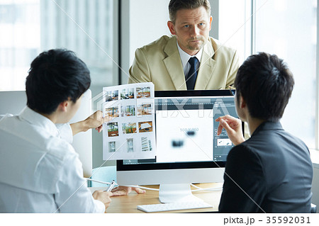 ビジネス　外国人と日本人 35592031