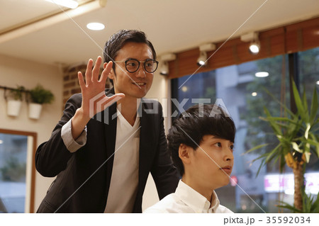 美容院　お客さんと美容師 35592034