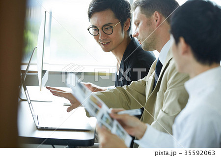 ビジネス 外国人と日本人 ビジネス 外国人と日本人 35592063