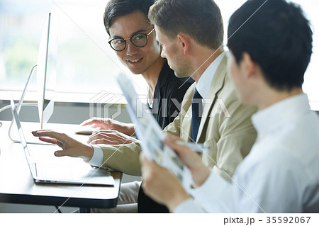 ビジネス 外国人と日本人 ビジネス 外国人と日本人 35592067