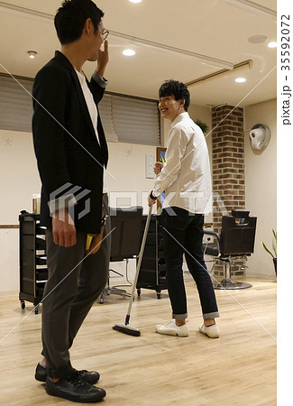 美容院　美容師とアシスタント 35592072