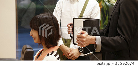 美容院　お客さんと美容師 35592074