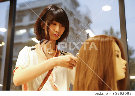 美容院のアシスタント 練習の写真素材