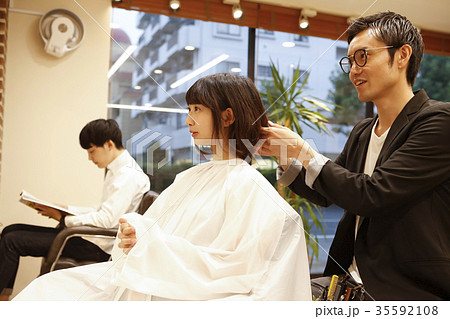 美容院 お客さんと美容師 美容院 お客さんと美容師 35592108