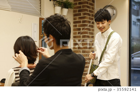 美容院のアシスタント 美容院のアシスタント 35592141