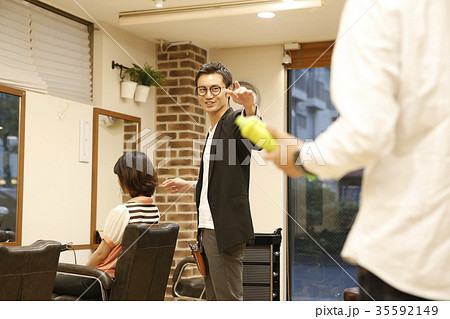 美容院　お客さんと美容師 35592149