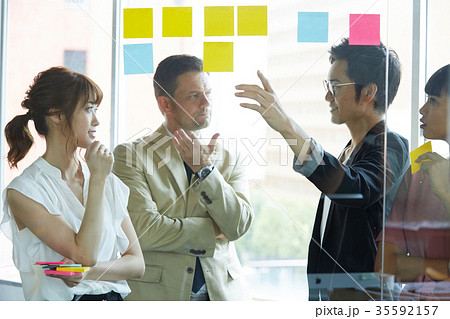 ビジネス　外国人と日本人 35592157