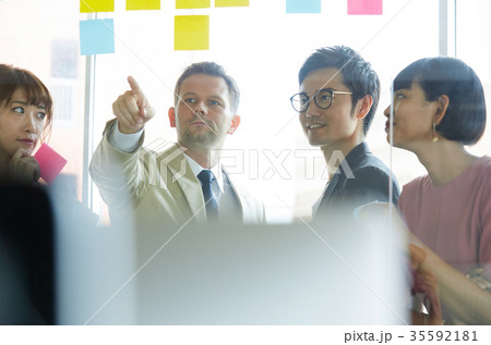 ビジネス 外国人と日本人 ビジネス 外国人と日本人 35592181