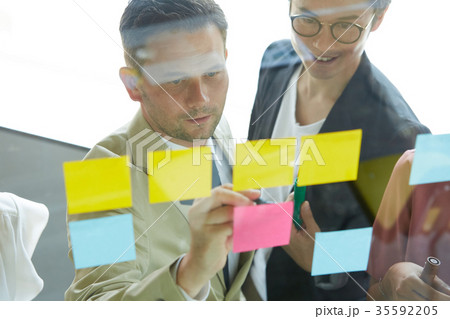 ビジネス 外国人と日本人 ビジネス 外国人と日本人 35592205
