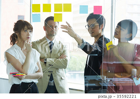 ビジネス 外国人と日本人 ビジネス 外国人と日本人 35592221
