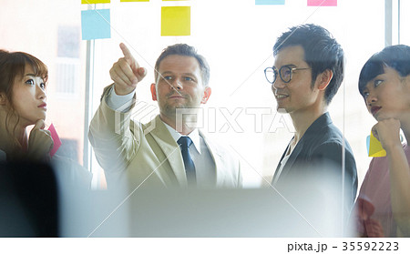 ビジネス 外国人と日本人 ビジネス 外国人と日本人 35592223