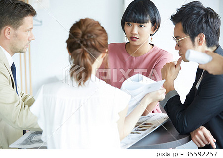 ビジネス　打ち合わせ 35592257