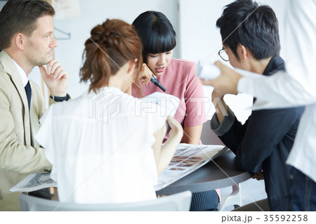 ビジネス　打ち合わせ 35592258