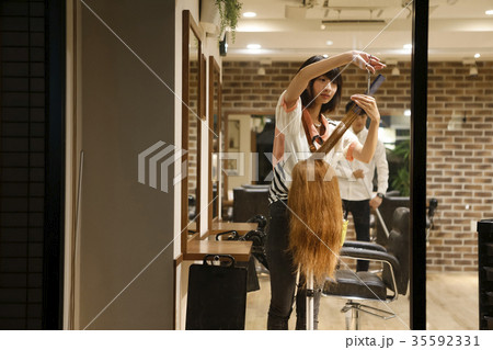 美容院のアシスタント 練習の写真素材