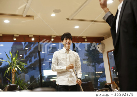 美容院　美容師とアシスタント 35592379