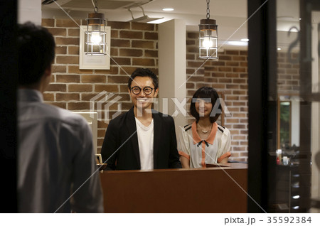 美容院　お客さんと美容師 35592384
