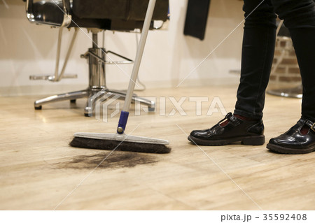 美容院のアシスタント 美容院のアシスタント 35592408