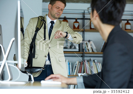 ビジネス　外国人と日本人 35592412