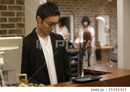 美容院 美容師とアシスタント 美容院 美容師とアシスタント 35592425