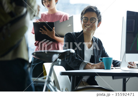 ビジネスマンとビジネスウーマン 35592471