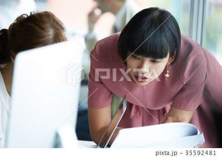働くビジネスウーマン 35592481