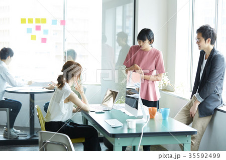 ビジネスマンとビジネスウーマン 35592499