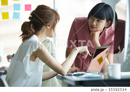 働くビジネスウーマン 35592534