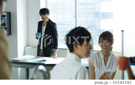 働くビジネスマン 働くビジネスマン 35592592