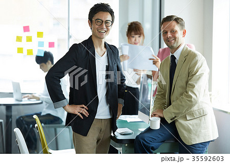 ビジネス 外国人と日本人 ビジネス 外国人と日本人 35592603