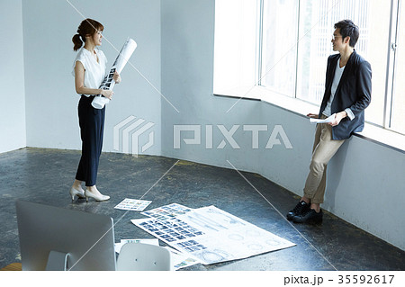 ビジネスマンとビジネスウーマン 35592617