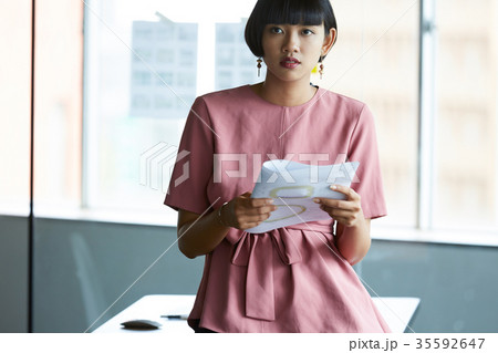 働くビジネスウーマン 35592647