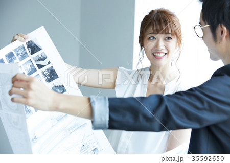 ビジネスマンとビジネスウーマン ビジネスマンとビジネスウーマン 35592650