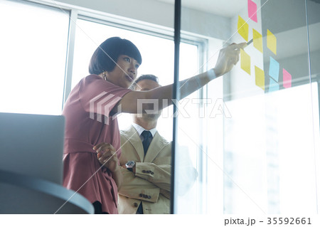 ビジネス　外国人と日本人 35592661