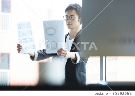 働くビジネスマン 35592669