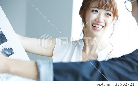 ビジネスマンとビジネスウーマン ビジネスマンとビジネスウーマン 35592721