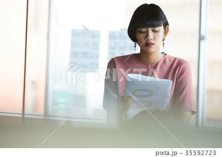 働くビジネスウーマン 35592723