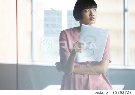 働くビジネスウーマン 35592728